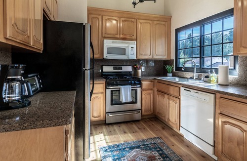 Serramonte House | Gorgeous Bay Views Close to SFO and San Francisco (pet-friendly!)