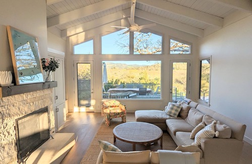 Kenwood House | Gorgeous hilltop estate with heated pool in Kenwood