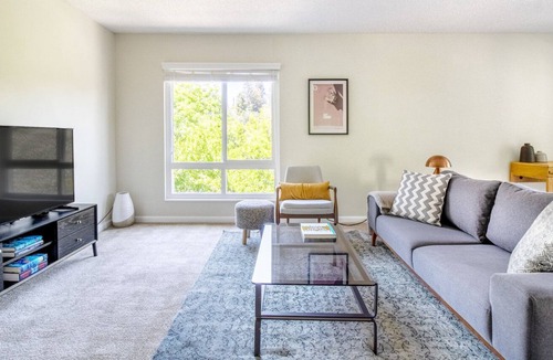 Palo Alto Apartment | Gorgeous Palo Alto 2BR w/ Gym, Pool, near 82, 101, and 280, by Blueground