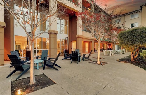 Oyster Point Hotel | Great Value, Quality Stay! Pet-friendly Property, Near Costaños Canyon Park