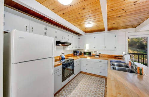 Gualala House | Gualala blufftop cottage with fireplace & grill, dogs welcome