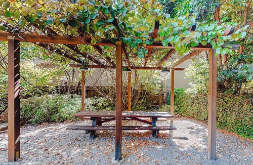 Guerneville Cabin | Guerneville 3BR riverfront log lodge with hot tub — dogs welcome