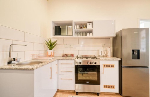 Windermere Apartment | Hampton Collection Modern 1 or 2 Bedroom Apartment with Pool