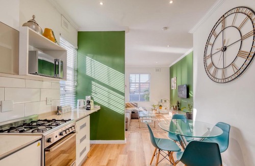 Windermere Apartment | Hampton Collection - Stylish 3 Sleeper Apartment with Pool