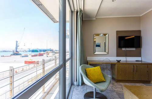 Victoria and Alfred Waterfront Apartment | Harbour Bridge 326 by CTHA