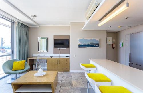 Victoria and Alfred Waterfront Apartment | Harbour Bridge 326 by CTHA