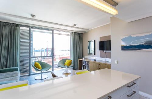 Victoria and Alfred Waterfront Apartment | Harbour Bridge 326 by CTHA