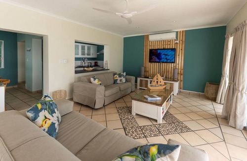 Mountainside Apartment | Harbour Views - 2 Bedroom House with large veranda and Private Pool