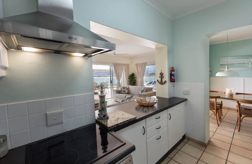Mountainside Apartment | Harbour Views - 2 Bedroom House with large veranda and Private Pool
