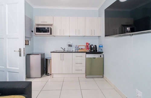 Greater Johannesburg Metropolitan Area Cottage | Harmony Apartment: Stylish 1-Bedroom in Parkmore with Uninterrupted Solar Power