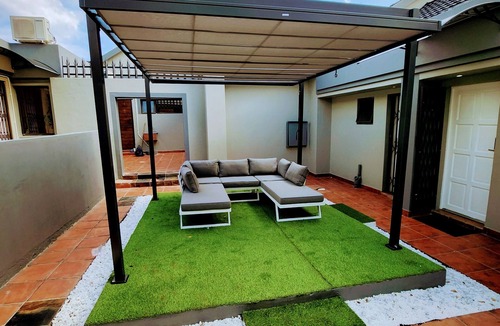 Greater Johannesburg Metropolitan Area Cottage | Harmony Apartment: Stylish 1-Bedroom in Parkmore with Uninterrupted Solar Power