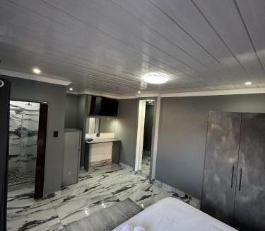 Mahikeng House | Harry's Luxury Guest House