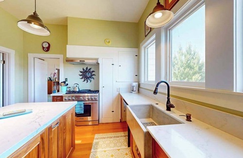 Healdsburg House | Healdsburg 2BR Victorian vineyard cottage with mountain views