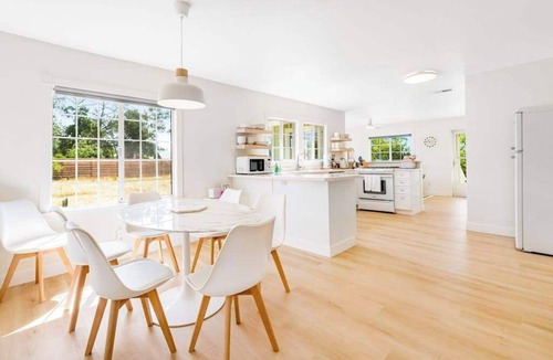 Healdsburg House | Healdsburg 3BR vineyard farmhouse with game barn & wood fireplace