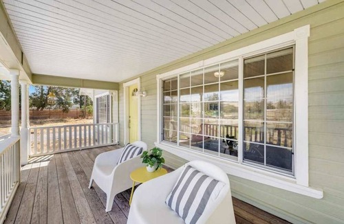 Healdsburg House | Healdsburg 3BR vineyard farmhouse with game barn & wood fireplace