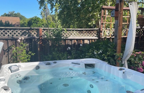 Napa House | Heart of Napa Modern Beauty + Hot Tub and Gazebo