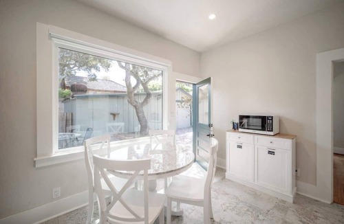 Golden Rectangle House | Heart of Town | Beach | Shops | Wine