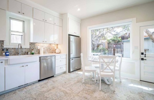 Golden Rectangle House | Heart of Town | Beach | Shops | Wine