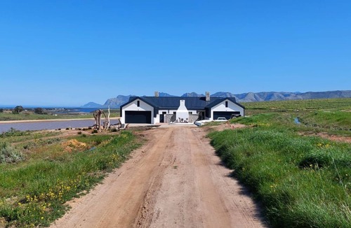 Elgin Villa | Hermanus - The Winefarm Villa on Escape Wine Farm