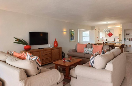 Plettenberg Bay Apartment | Hill House Holiday | Back-up Power, Sea Views