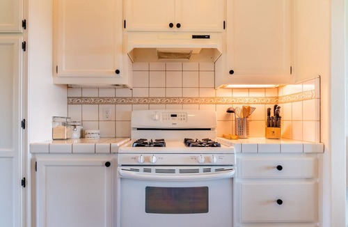 San Miguel House | Hilltop Valley Views + BBQ | Paso Robles Wine Country | Vista Vine Cottage