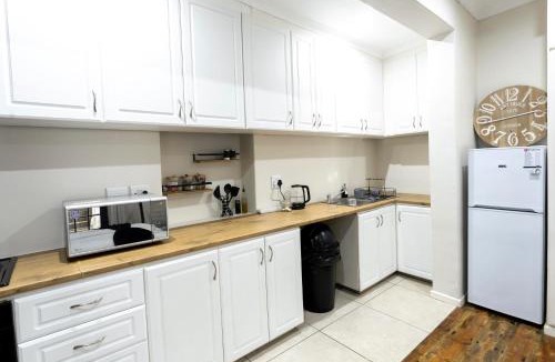 Hilton Apartment | Hilton Avenue Retreat