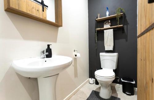 Hilton Apartment | Hilton Avenue Retreat