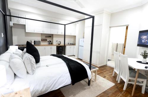 Hilton Apartment | Hilton Avenue Retreat