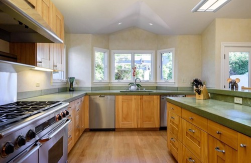 Half Moon Bay House | HMB Coastal retreat with Hot Tub and EV Charging