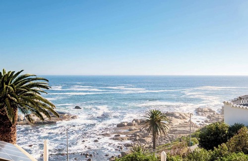 Camps Bay Apartment | Holiday Apartment w Sea Views & Pool CBT Suite