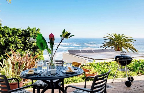 Camps Bay Apartment | Holiday Apartment w Sea Views & Pool CBT Suite