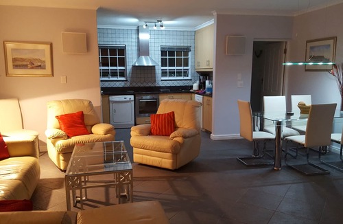 Constantia Cottage | Holiday Home with 2 Bedrooms, big Veranda, Smart-TV, fast Internet, heated Pool