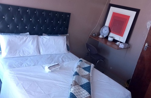 Greater Johannesburg Metropolitan Area House | Home away from home close to shopping centre