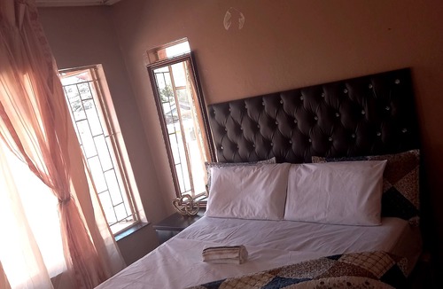 Greater Johannesburg Metropolitan Area House | Home away from home close to shopping centre