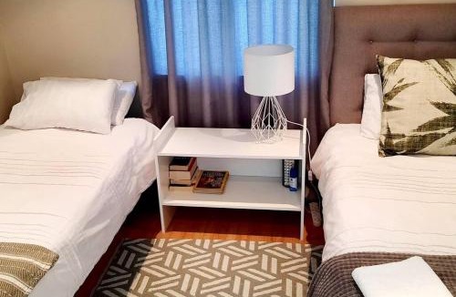Pinelands Apartment | Home On Uitvlugt - Peaceful leafy garden flat with sunny lounge
