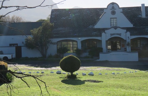 Somerset West Apartment | Homely Lodge In Great Location, 5 en-suite rooms with English Pub