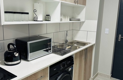 Kempton Park Apartment | Homely Stay 2-bedroom Apartment Next To OR Tambo Airport