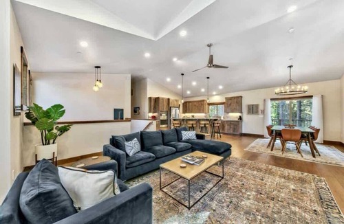 Country Club Estates Cabin | Hot Tub, Air Conditioning, Games, EV Charger