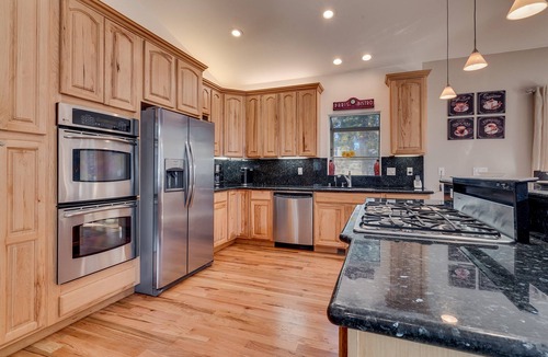 Pioneer Trail House | Hot Tub, Arcade, Poker Table, Built-In Bar, Grill: Pine View Manor