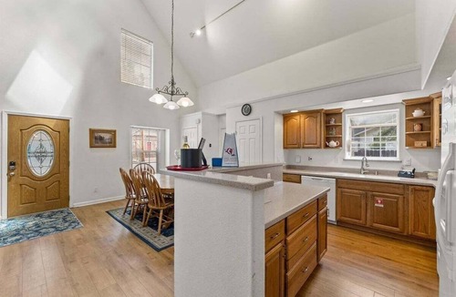 Tahoe Paradise House | Hot Tub | BBQ | Deck | Pet Friendly