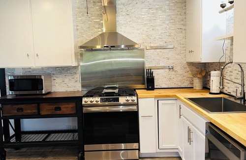 Lower Kingsbury House | Hot Tub | Sauna | BBQ | Backyard | Pet-Friendly