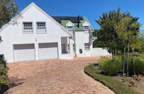 Somerset West House | House in Security Estate overlooking Table Mountain, Helderberg and False Bay
