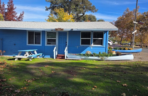 Wilbur Springs Cabin | HUCK-FINN CABIN Peaceful 1-bedroom cabin, SLEEPS 4! PRIVATE DOCKS!