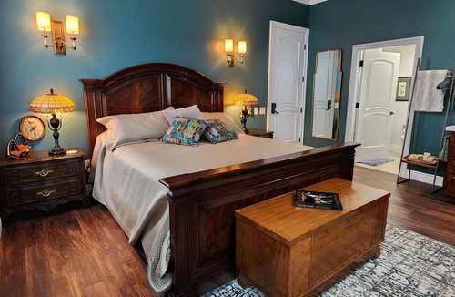 Red Bluff Hotel | Hummingbird House