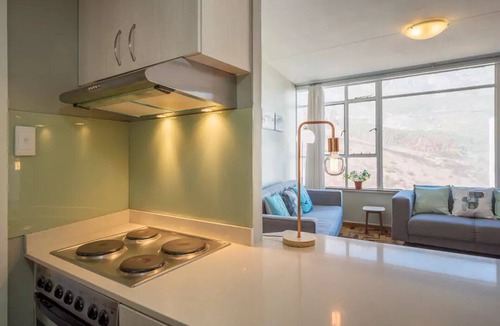 Cape Town City Centre Apartment | Iconic Architecture With Sweeping Mountain Views!