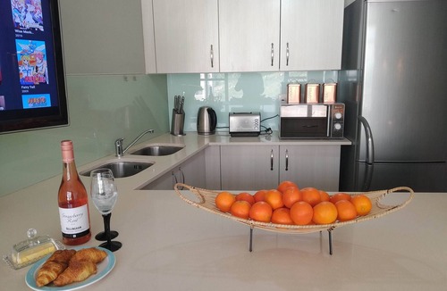 Cape Town City Centre Apartment | Iconic Architecture With Sweeping Mountain Views!