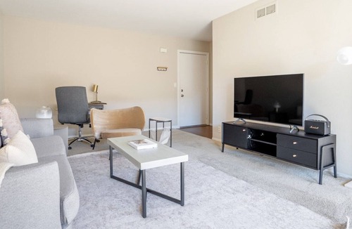 Shoreline West Apartment | Ideal Mountain View 2BR w/ Pool & Courtyard, 10 min to FB, by Blueground