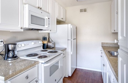 Shoreline West Apartment | Ideal Mountain View 2BR w/ Pool & Courtyard, 10 min to FB, by Blueground