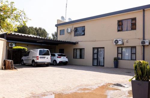 Mahikeng House | Ikhutse Manor Guesthouse