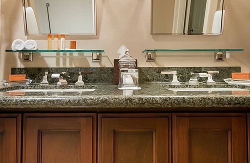 Cupertino Hotel | Indulge in Home Like Comfort! 3 Pleasant Units, Free Parking, Onsite Pool
